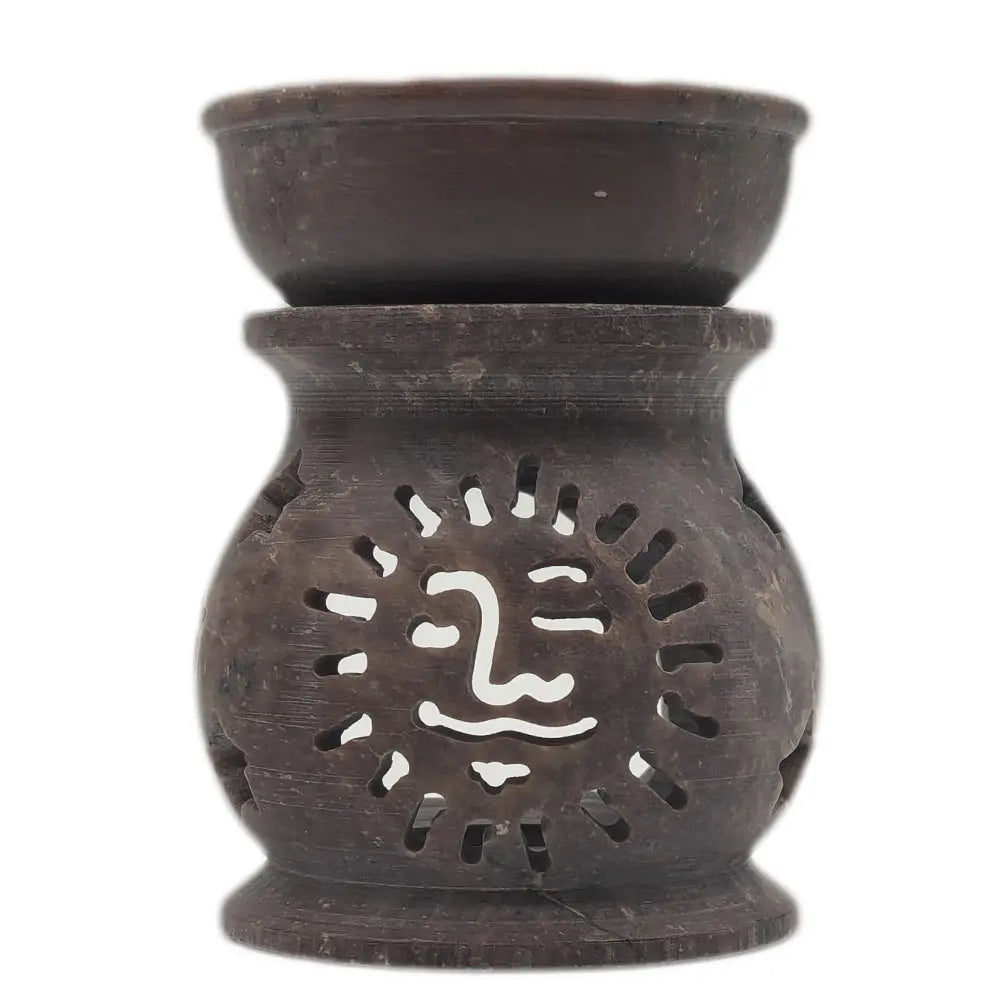 Brûle-encens en stéatite marron, décor soleil ajouré et ouvertures en rayons, base ronde et coupelle, fond blanc.
