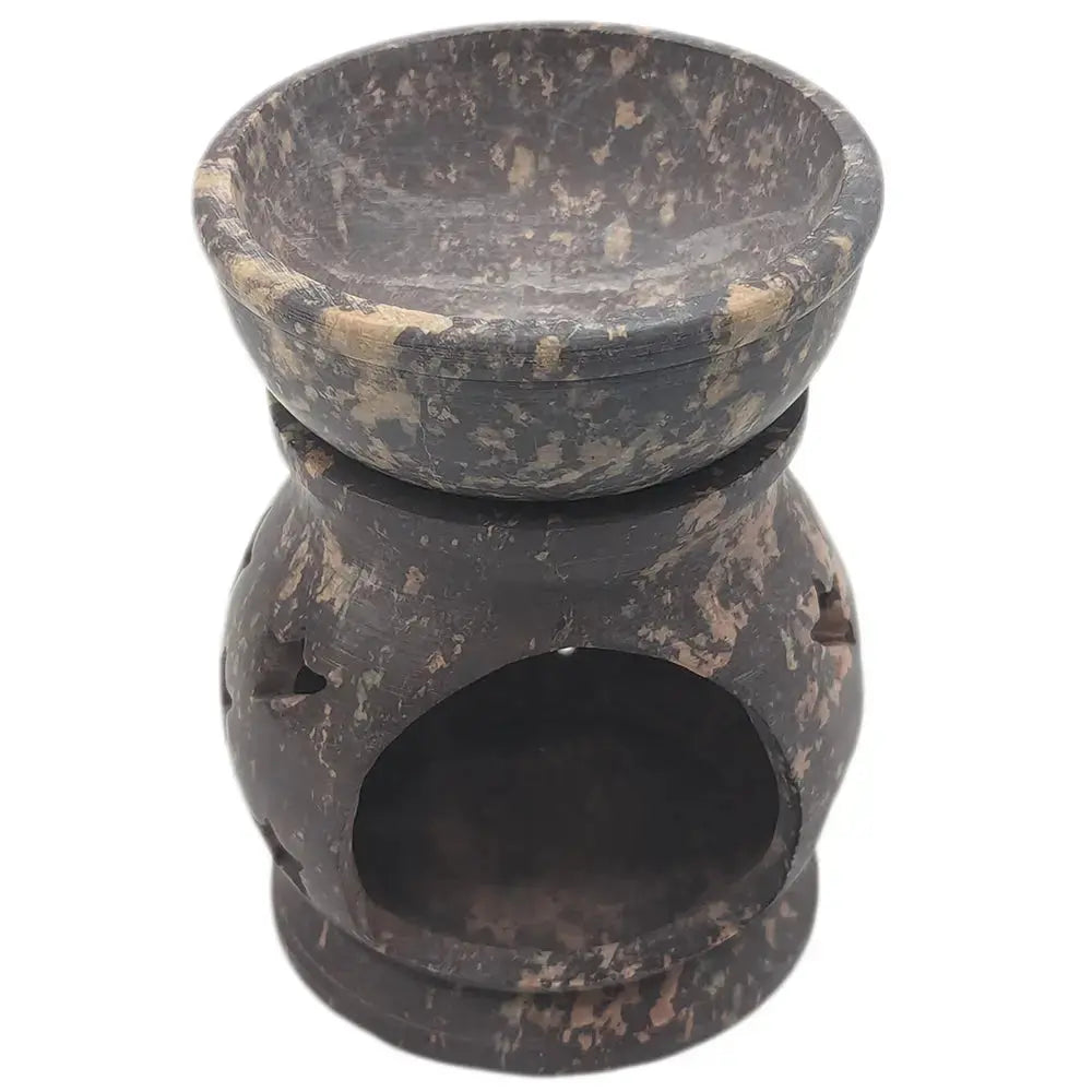 Brûle-encens en pierre stéatite sombre marbrée, forme ventrue sur base ronde, ouverture ronde et deux ajours sur les côtés, fond blanc.