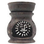 Brûle-encens en stéatite brun foncé avec coupelle supérieure et ouverture frontale, motif soleil ajouré, sur fond blanc.