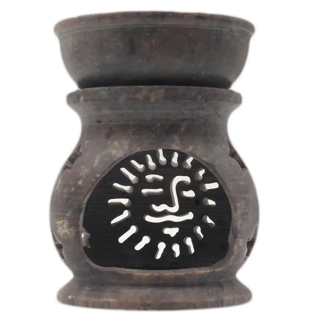 Brûle-encens en stéatite brun foncé avec coupelle supérieure et ouverture frontale, motif soleil ajouré, sur fond blanc.