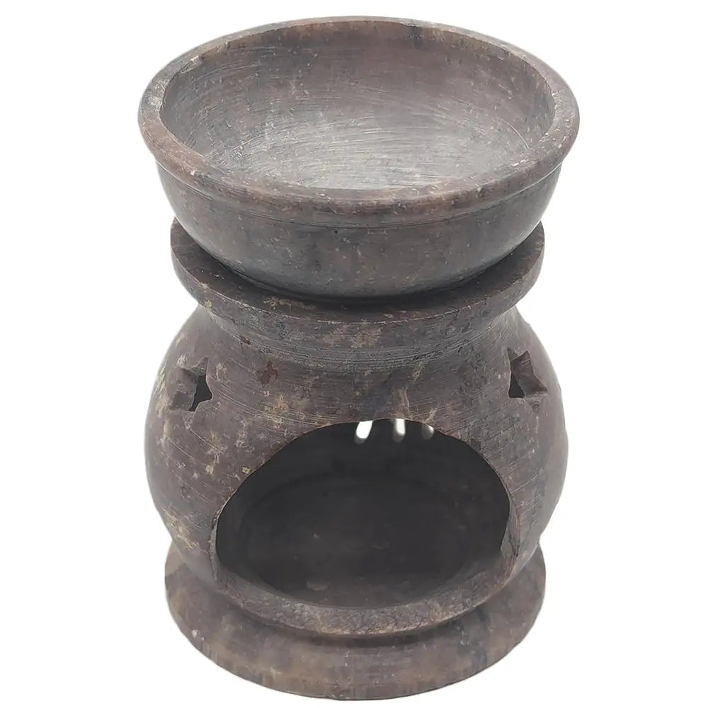 Brûle-encens en stéatite brun foncé avec coupelle supérieure, grande ouverture frontale et découpes latérales, sur fond blanc.