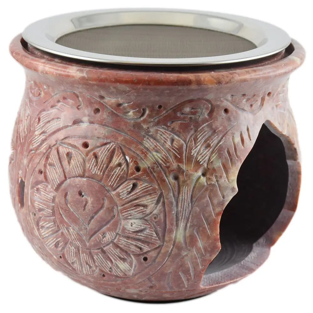 Brûle-encens en stéatite rouge-brun marbrée, motifs floraux gravés, ouverture latérale et tamis métallique intégré sur le dessus, fond blanc.