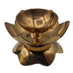 Brûleur à bougie en métal doré, forme de fleur à pétales avec coupelle centrale surélevée, posé sur fond blanc.