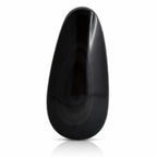 Cabochon en goutte d'obsidienne noire polie avec reflets brillants sur un fond blanc.