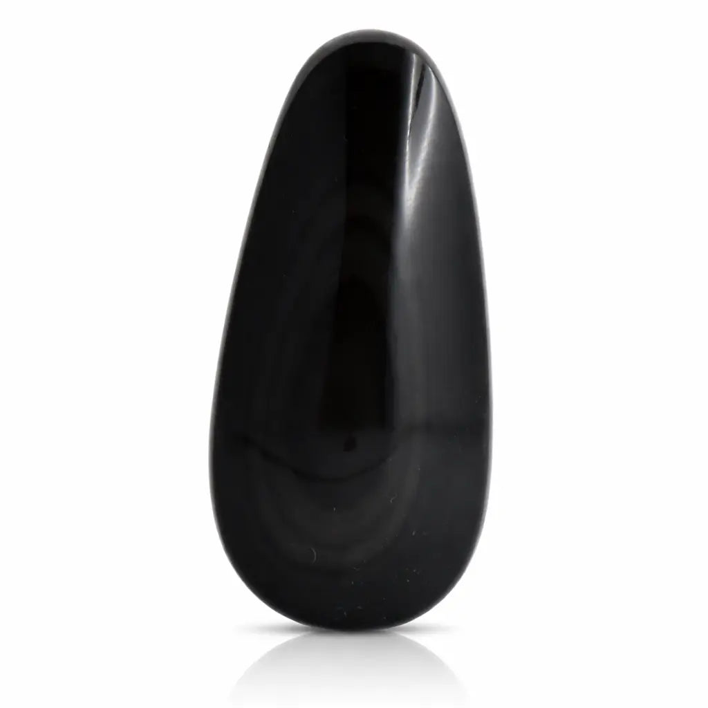 Cabochon en goutte d'obsidienne noire polie avec reflets brillants sur un fond blanc.
