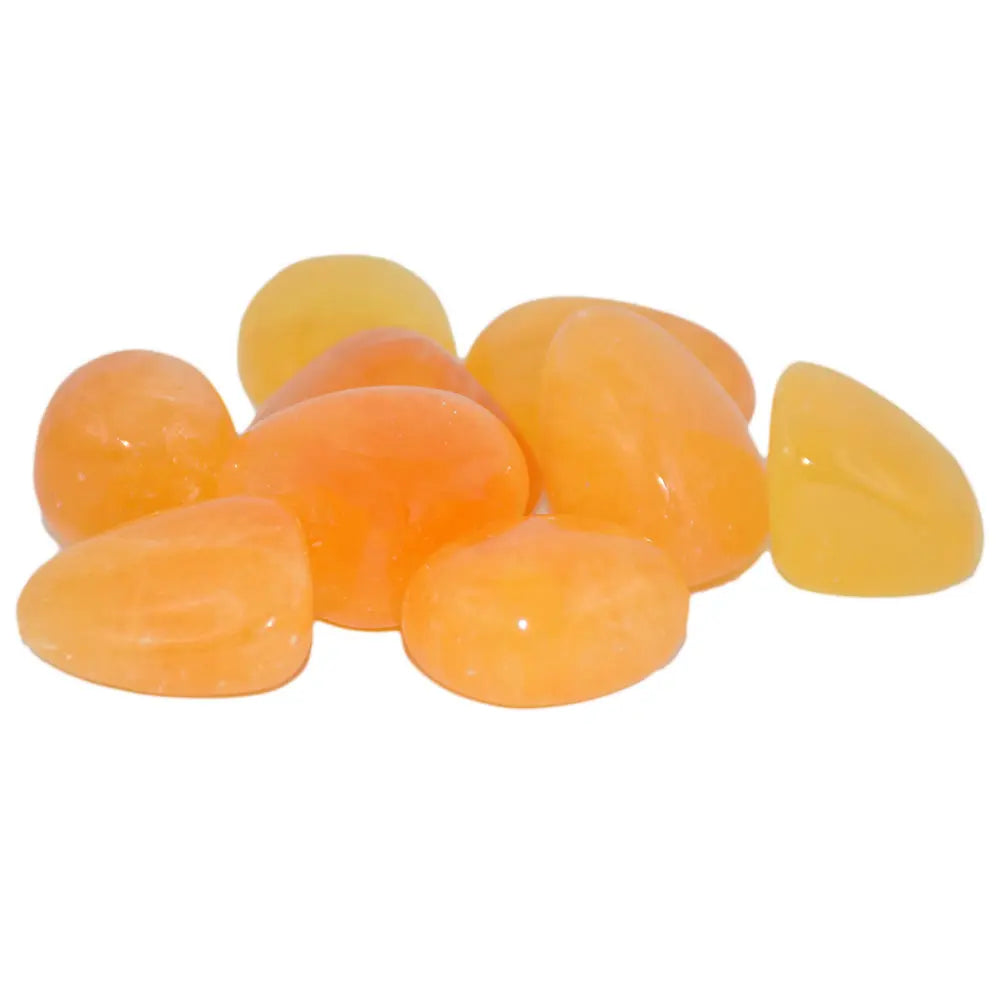Petit tas de pierres de calcite orange roulées, aux surfaces lisses et translucides affichant des teintes allant du jaune clair à l'orange vif, regroupées sur un fond blanc uni.