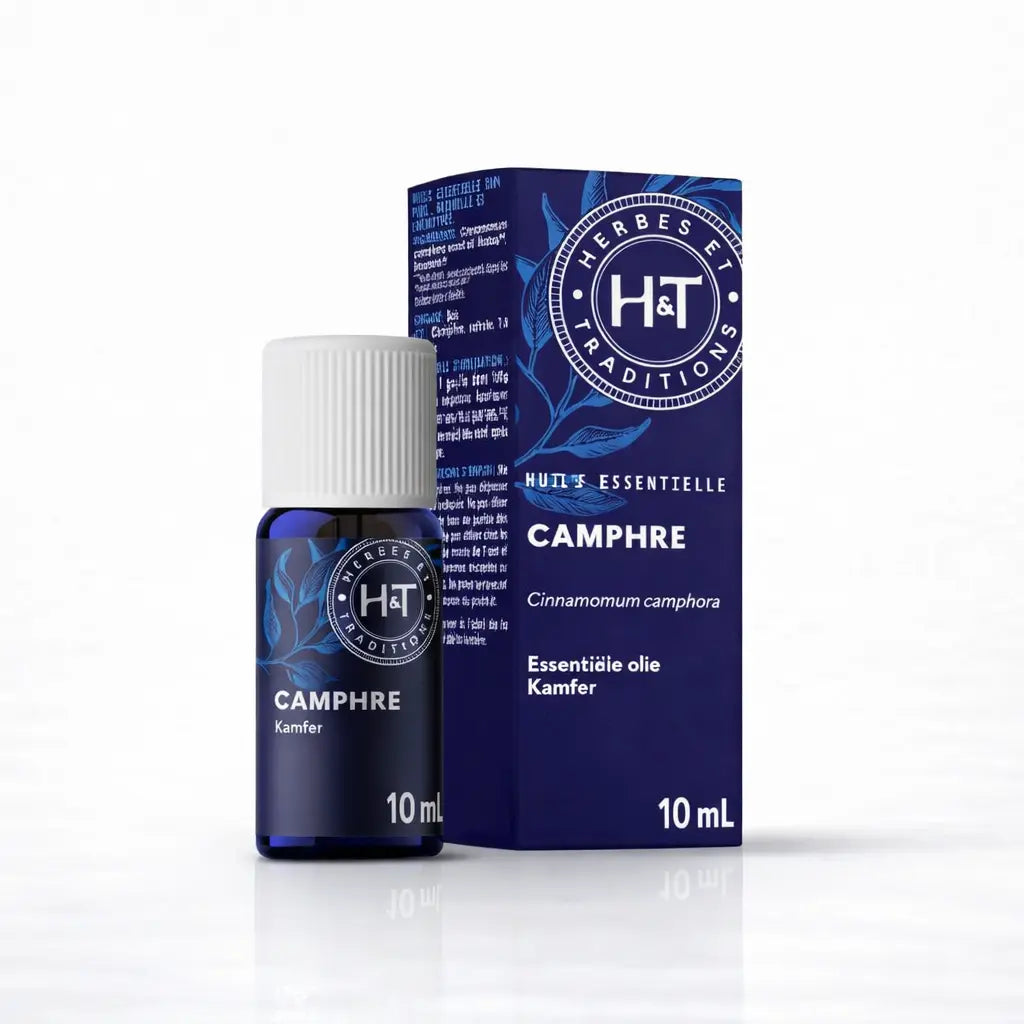Un flacon de 10 ml d'huile essentielle de camphre de la marque Herbes & Traditions, accompagné de son étui en carton bleu foncé assorti, présenté sur un fond blanc.