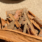 Gros plan sur éclats d’écorce de cannelle brune sur toile de jute