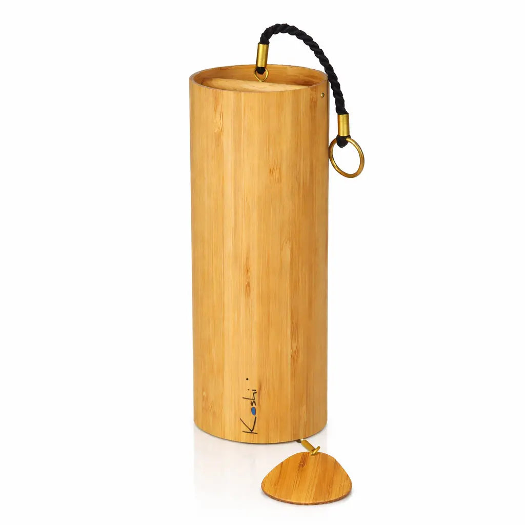 Un carillon Koshi Aqua, composé d'un tube de résonance en bambou naturel orné du logo Koshi, avec une attache en corde noire et un battant en bois, présenté sur un fond blanc.