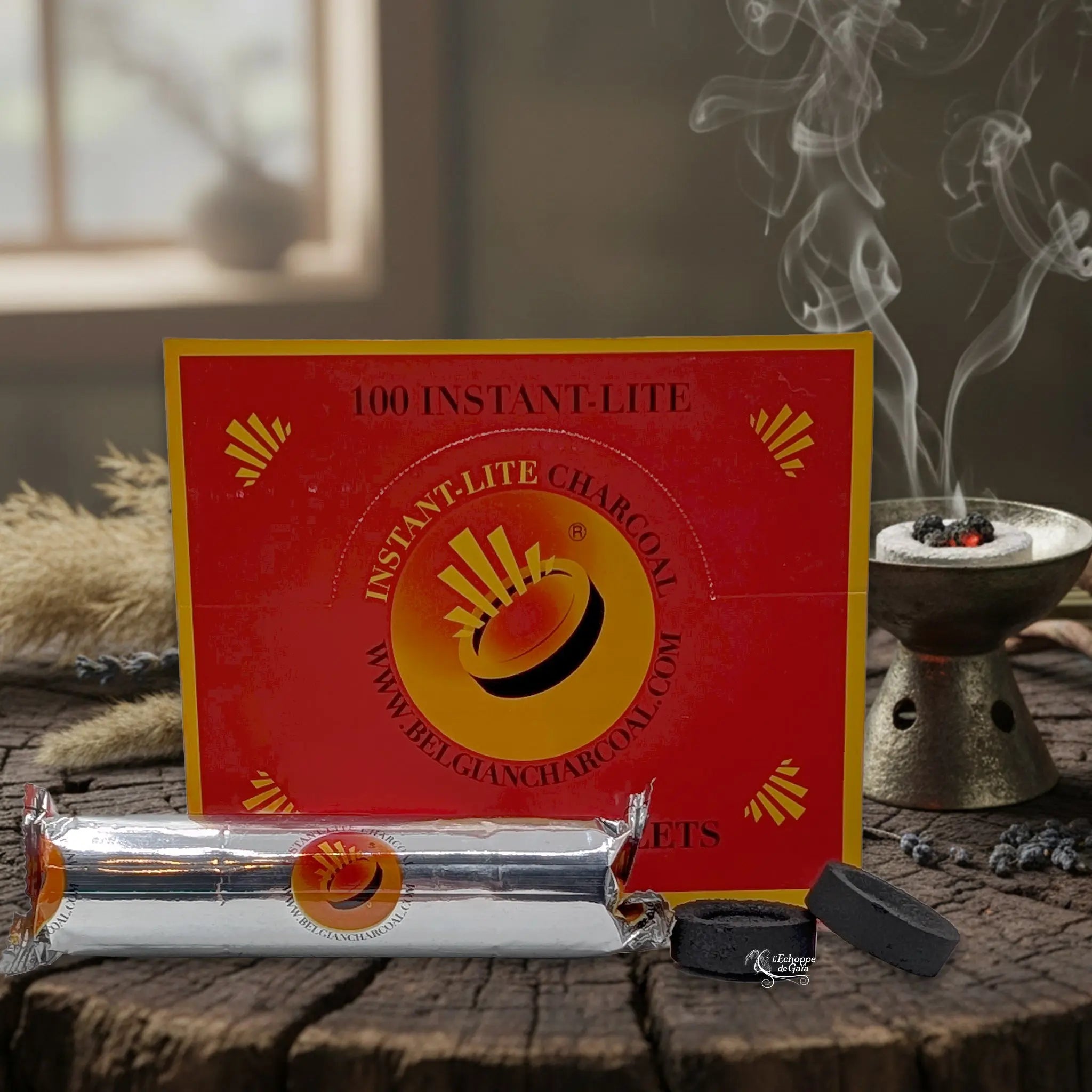 Boîte rouge de Charbons Ardents 33 mm - Boîte de 100 Charbons Belgian Charcoal Instant-Lite, avec rouleau argenté et pastille noire pour rituel.