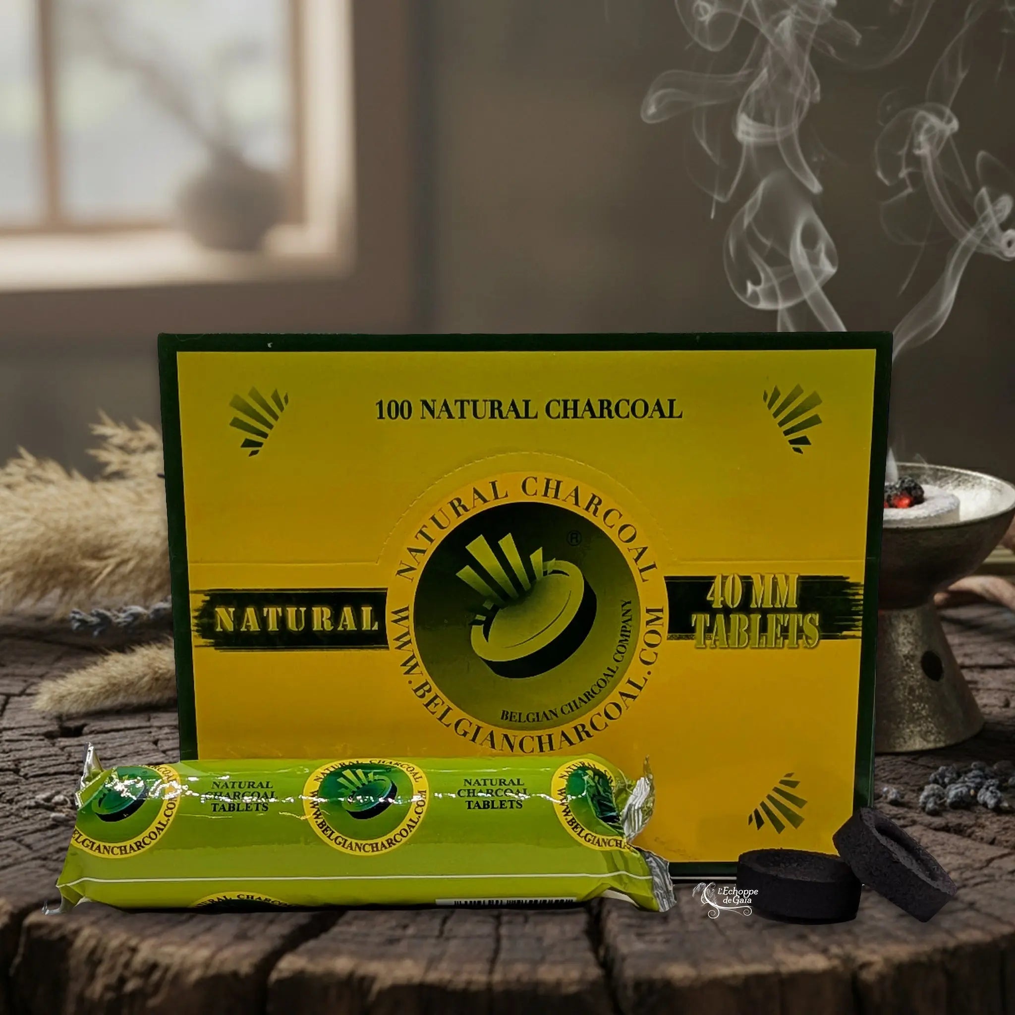 Boîte jaune de Charbons Ardents 40 mm Naturels - Boîte de 100 charbons Belgian Charcoal, présentée avec un rouleau sous sachet et une pastille noire pour fumigation saine.