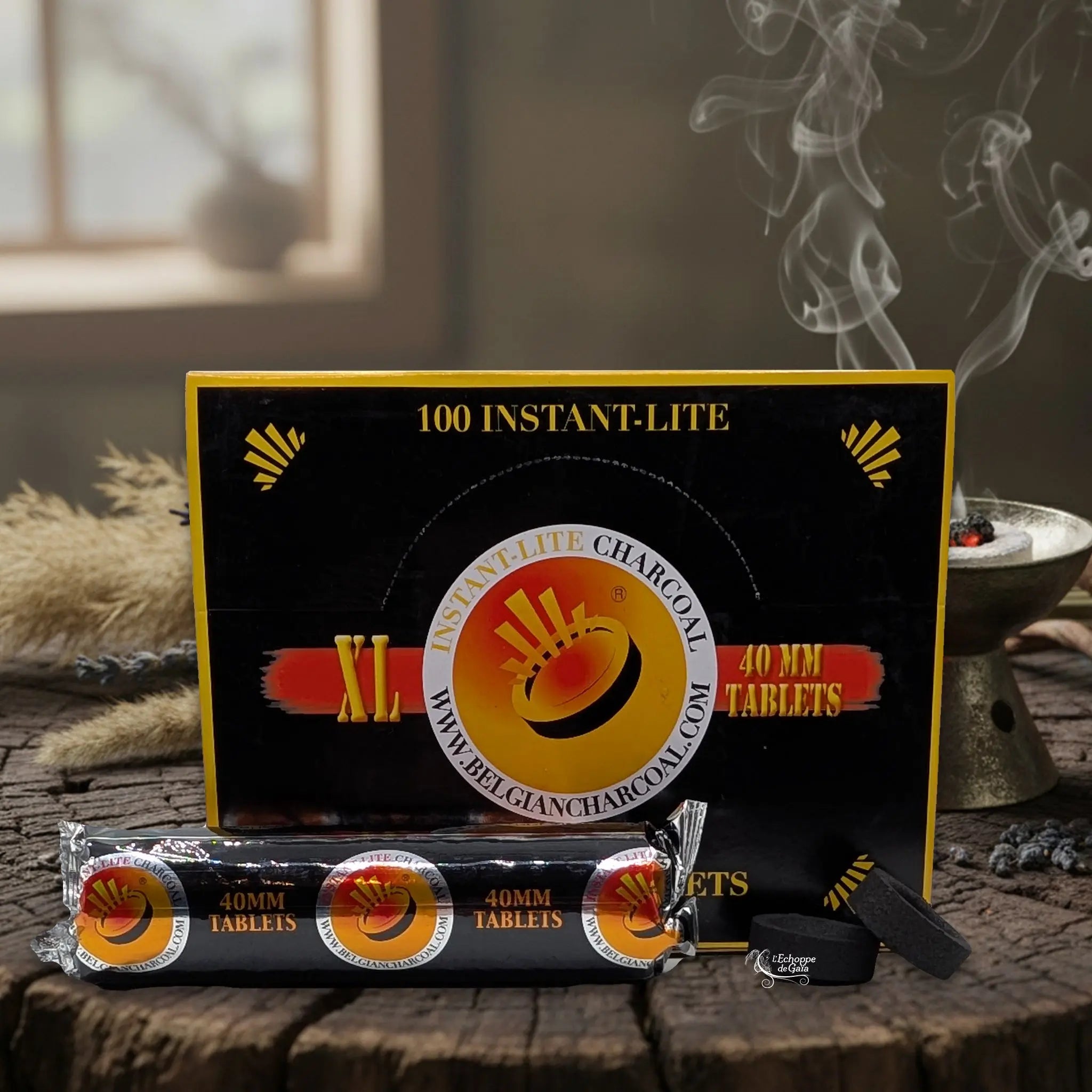 Boîte de Charbons Ardents 40 mm - Boîte de 100 Charbons belge Instant-Lite XL, présentée avec son emballage noir et or et un rouleau argenté pour fumigation intense.