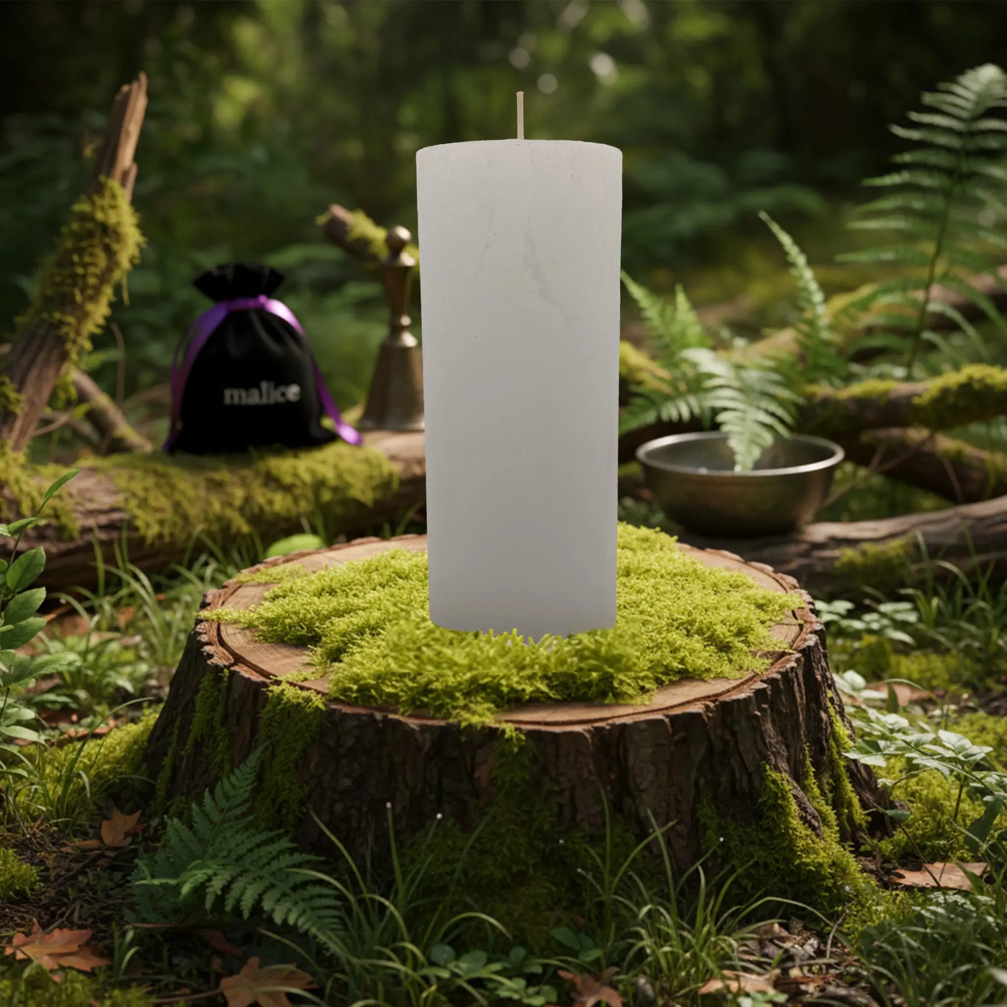 Cierge Rustic Teinté dans la Masse Blanc 86h posé sur une souche de bois moussue en forêt, évoquant la pureté rituelle et la lumière sacrée.