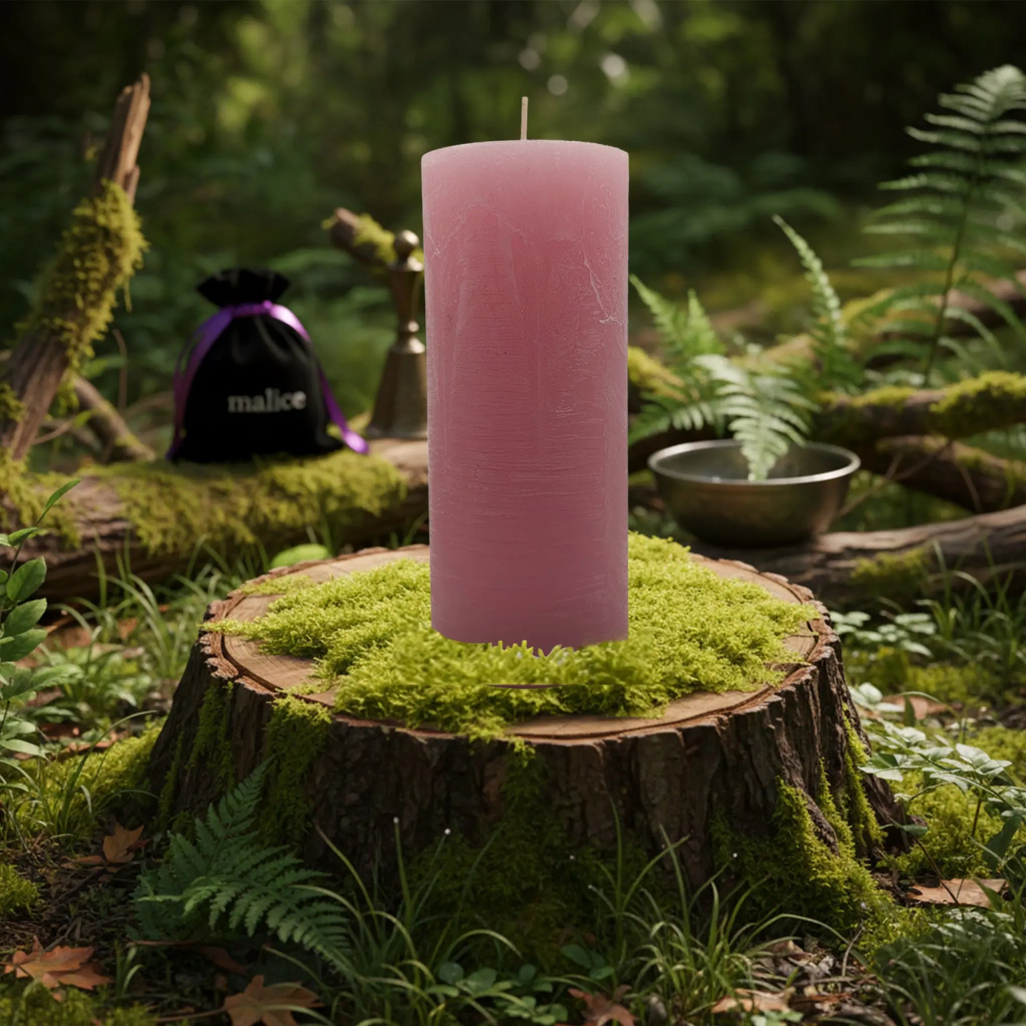 Cierge Rustic Teinté dans la Masse Rose Antique 86h posé sur une souche de bois moussue en forêt, évoquant une ambiance de rituel naturel et féerique.