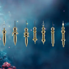 Alignement de sept pendules égyptiens en métal doré (type Thot ou Isis), présentant des variations dans le nombre de disques et la forme de la pointe pour moduler leur sensibilité vibratoire.