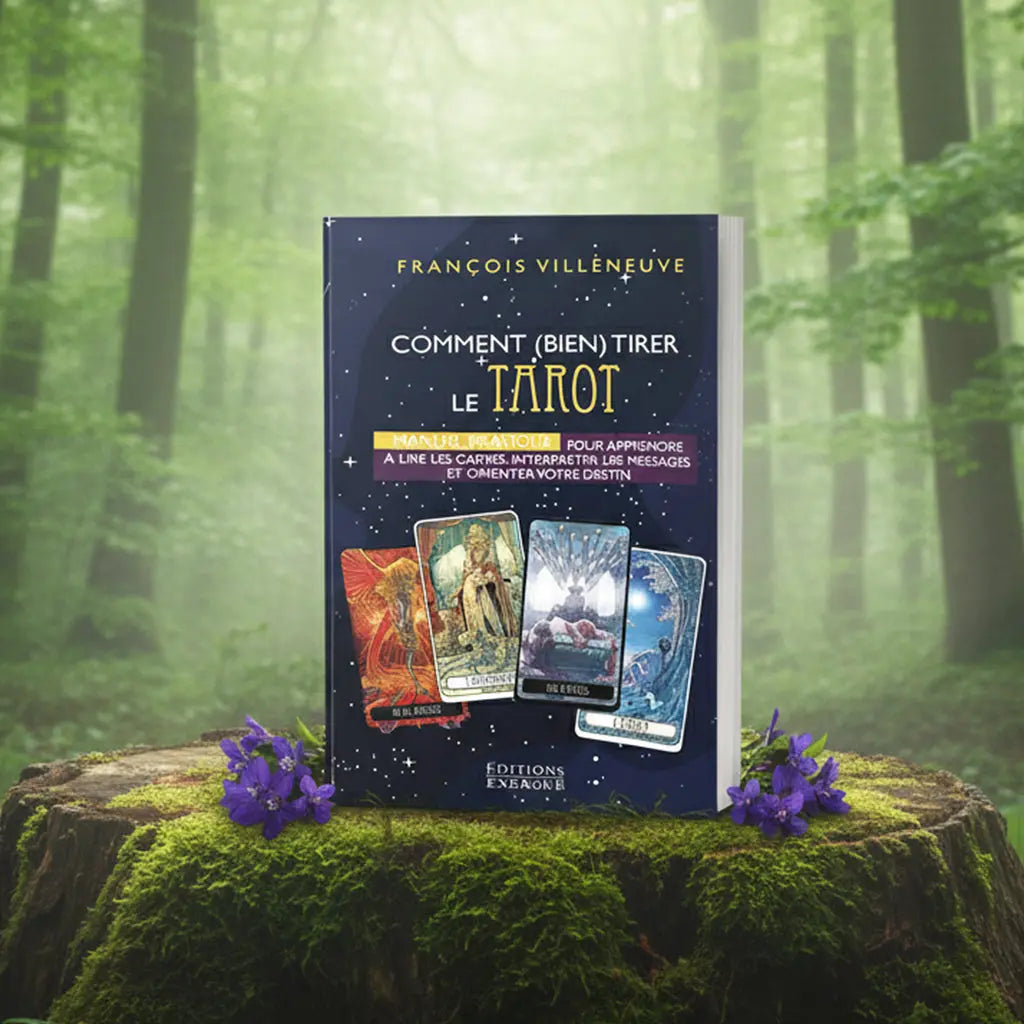 Livre bleu nuit à spirales Comment (bien) Tirer le Tarot de François Villeneuve posé sur une souche, illustré de trois cartes de tarot sur fond étoilé.