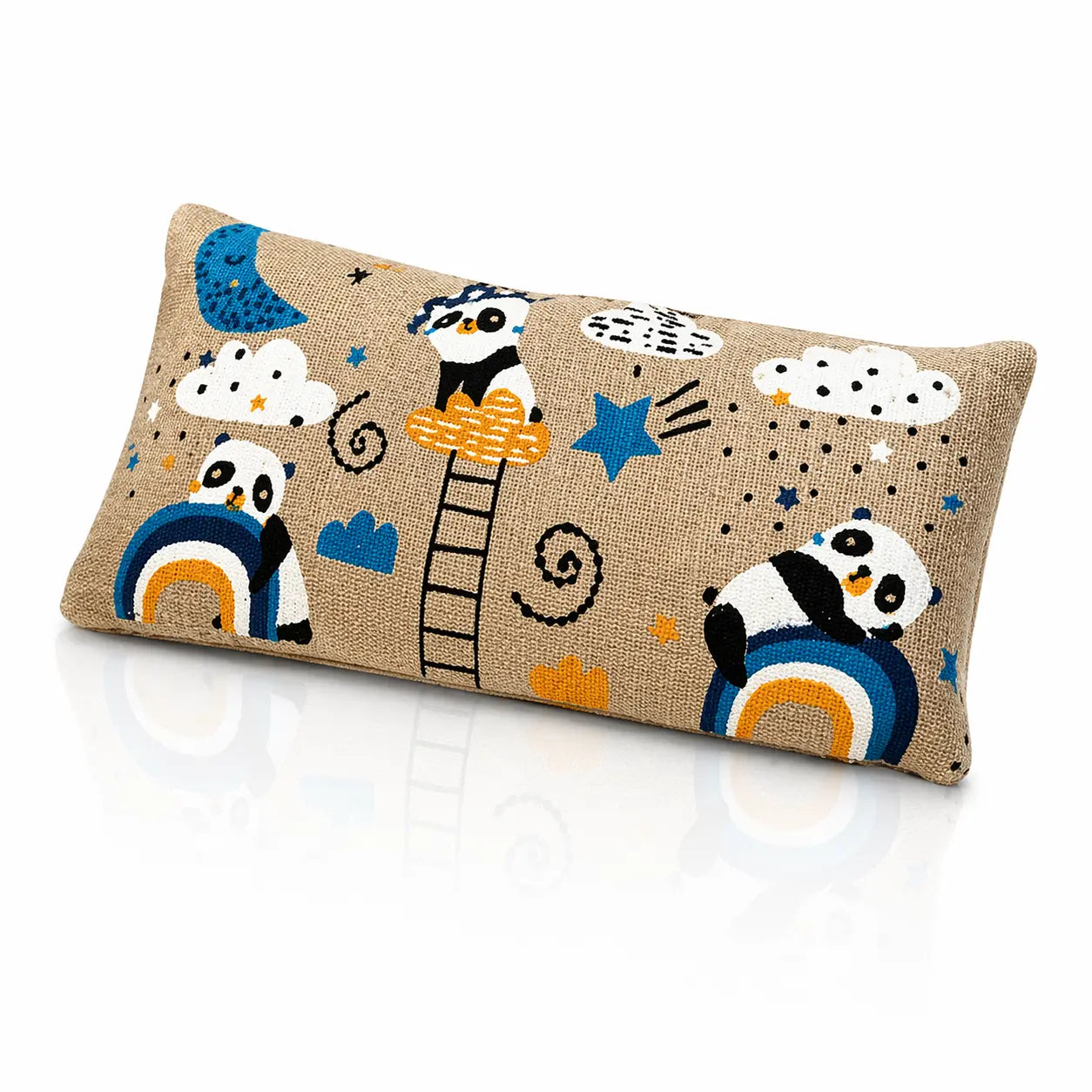 Coussin de détente pour les yeux motif panda en tissu naturel sur fond blanc avec reflet.