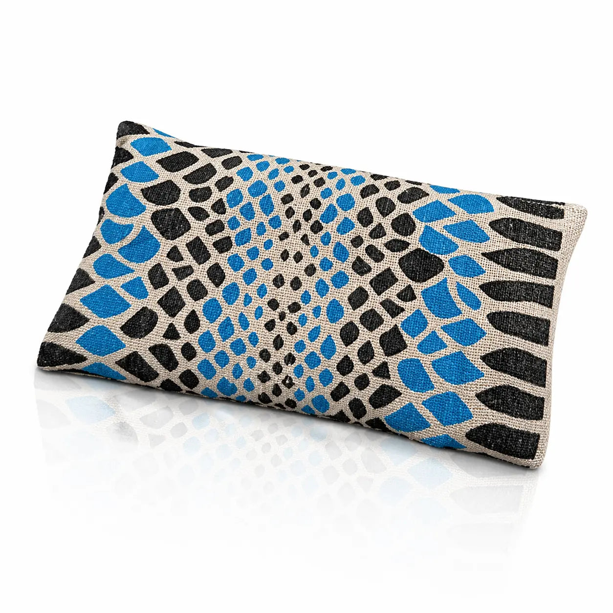 Coussin de détente pour les yeux aux motifs peau de serpent bleu et noir sur fond blanc.