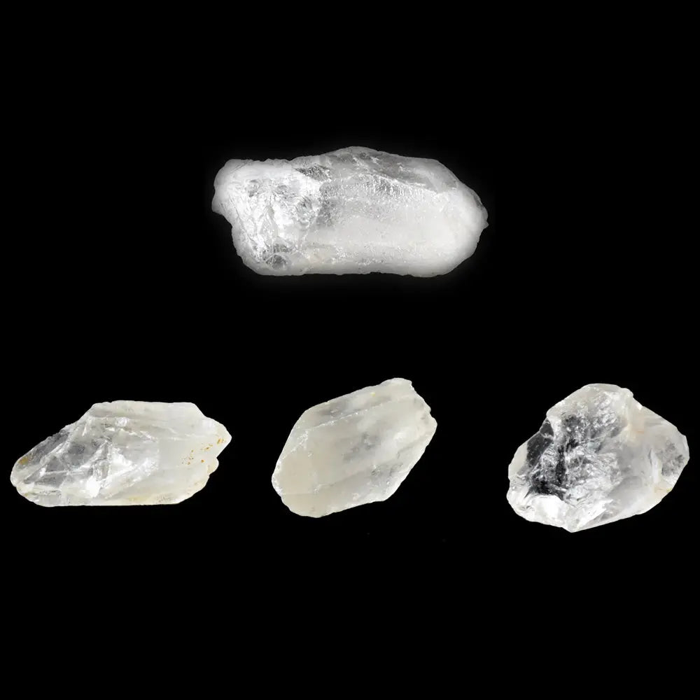 Plusieurs morceaux de cristal de roche brut aux pointes naturelles et translucides, présentés en groupe sur un fond blanc uni.