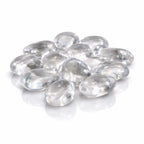 Un groupe de pierres de cristal de roche roulées d'une grande transparence et aux surfaces lisses, présenté sur un fond blanc avec des reflets brillants.