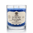 Une bougie parfumée artisanale bleue « Luxury Eco Candle » de la marque Saules Fabrika, présentée dans un large pot en verre avec deux mèches en coton, sur un fond blanc.