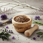 Mortier en bois rempli d’écorce de chêne hachée brun clair sur table décorée de lavande et cristaux violets.