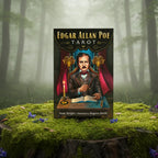 Coffret sombre Edgar Allan Poe Tarot de Rose Wright posé sur une souche, illustré par le portrait de l'écrivain à son bureau avec une plume, une bougie et des têtes de béliers dorées.