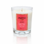 Une bougie parfumée naturelle « Javari » (Mangue - Vanille) de la marque Enatae, présentée dans un verre transparent simple, sur un fond blanc avec un reflet à sa base.