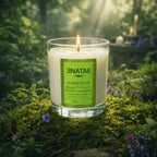 Bougie artisanale Enatae Shukhotaï grand modèle 180g allumée dans un écrin de forêt verdoyante.