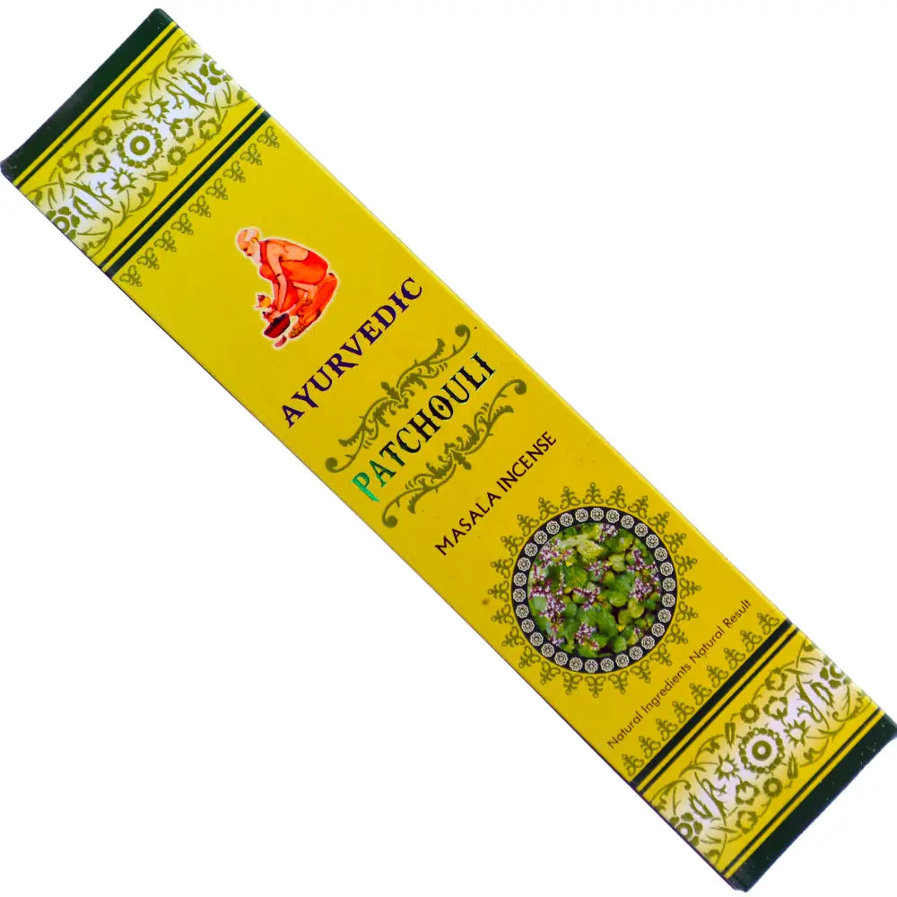 Encens Ayurvedic Patchouli présenté en étui cartonné rectangulaire jaune vif, illustré d'un sage traditionnel, de motifs ornementaux et de feuilles de patchouli.