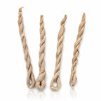 Encens en cordes népalaises traditionnel, lot de quatre bâtonnets torsadés en papier de riz naturel beige avec une extrémité bouclée pour une suspension facile.