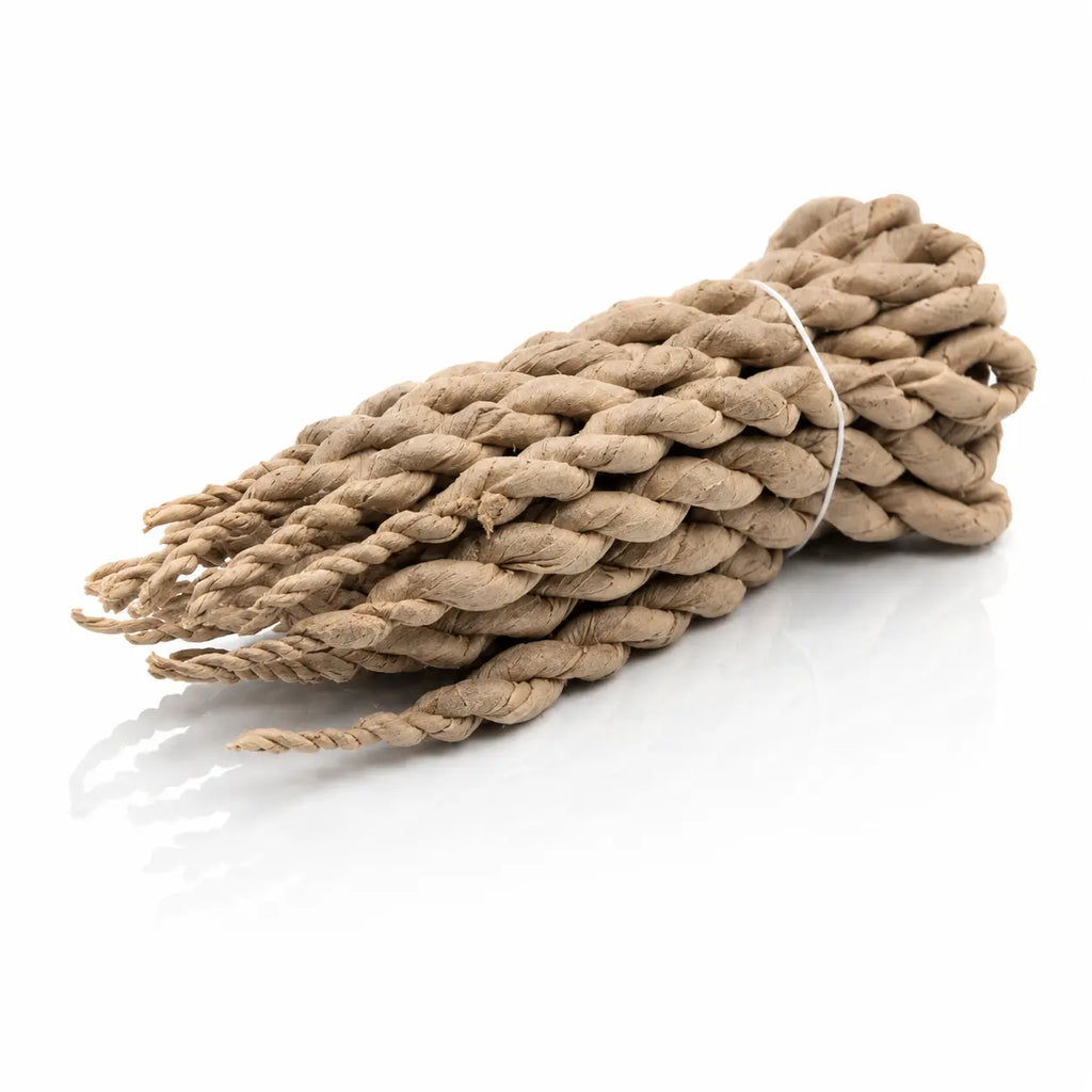 Encens en cordes népalaises traditionnel, fagot d'encens torsadé artisanal fabriqué en papier Lokta naturel avec un mélange d'herbes aromatiques broyées de couleur beige.
