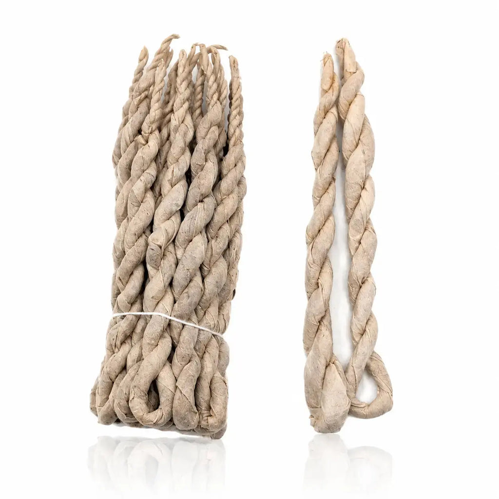 Encens en cordes népalaises traditionnel, botte liée et deux cordes torsadées individuelles en papier Lokta naturel beige montrant la texture artisanale.