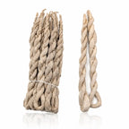 Encens en cordes népalaises traditionnel, botte liée et deux cordes torsadées individuelles en papier Lokta naturel beige montrant la texture artisanale.