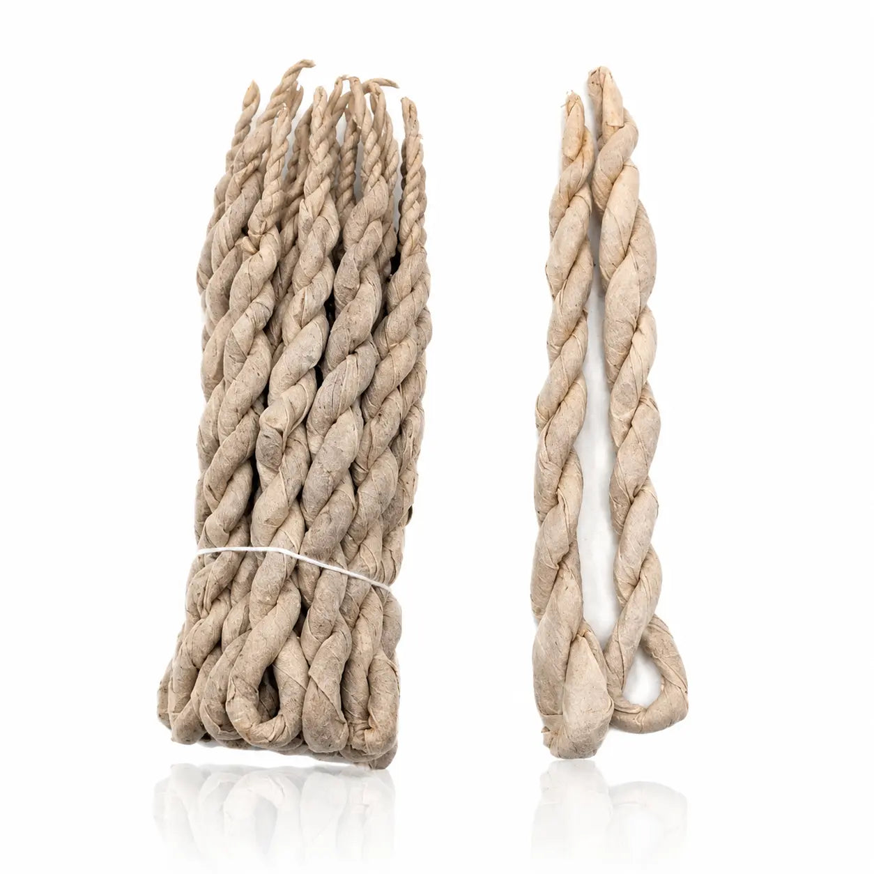 Encens en cordes népalaises traditionnel, botte liée et deux cordes torsadées individuelles en papier Lokta naturel beige montrant la texture artisanale.