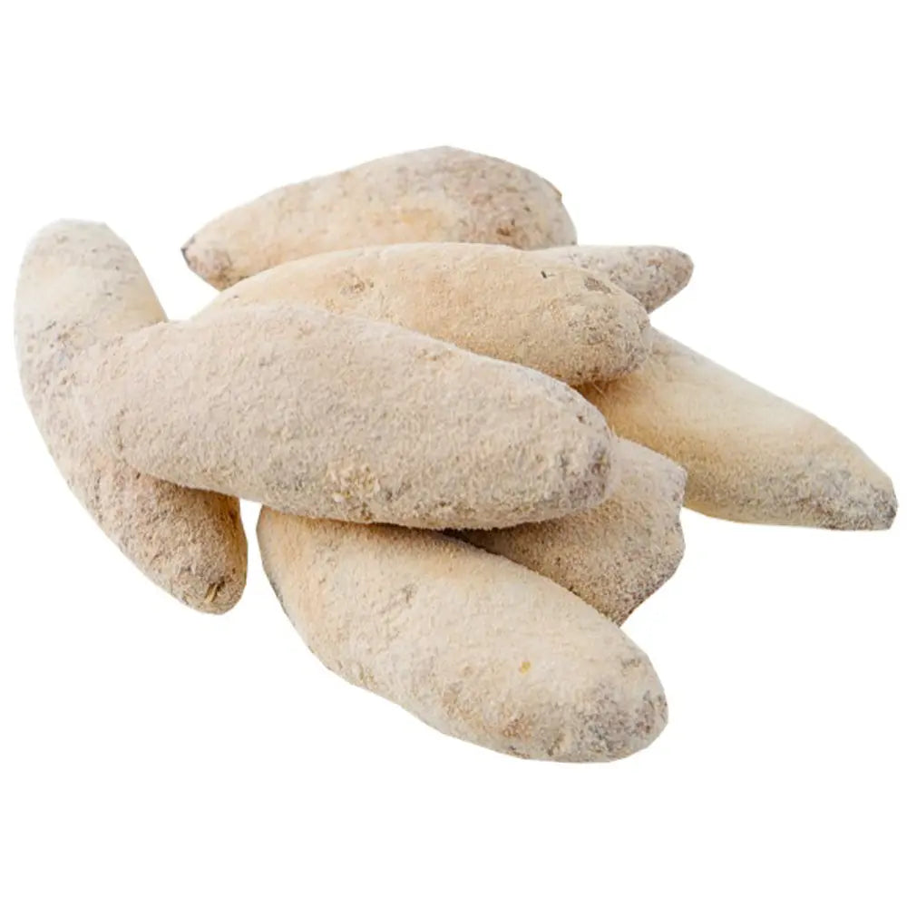 Bâtons d’encens beiges en gros plan sur fond blanc.