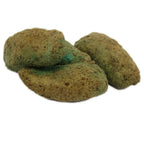 Trois cônes d’encens vert-brun à texture poudreuse, présentés sur fond blanc.