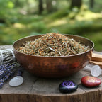 Bol en cuivre rempli de mélange d’encens aux herbes et résine, posé sur une souche en bois avec lavande, sauge et pierres de chakras en forêt.