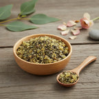 Mélange de résines dorées et de plantes pour la guérison dans un bol en bois, avec une cuillère assortie, des pétales de fleurs et des feuilles d'eucalyptus.