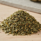 Mélange d'encens Joie de vivre composé de fines herbes vertes et de résines broyées en gros plan.