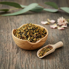 Mélange de résines sombres et de fleurs séchées pour la méditation dans un bol en bois, accompagné d'une cuillère en bois et de feuilles d'eucalyptus.