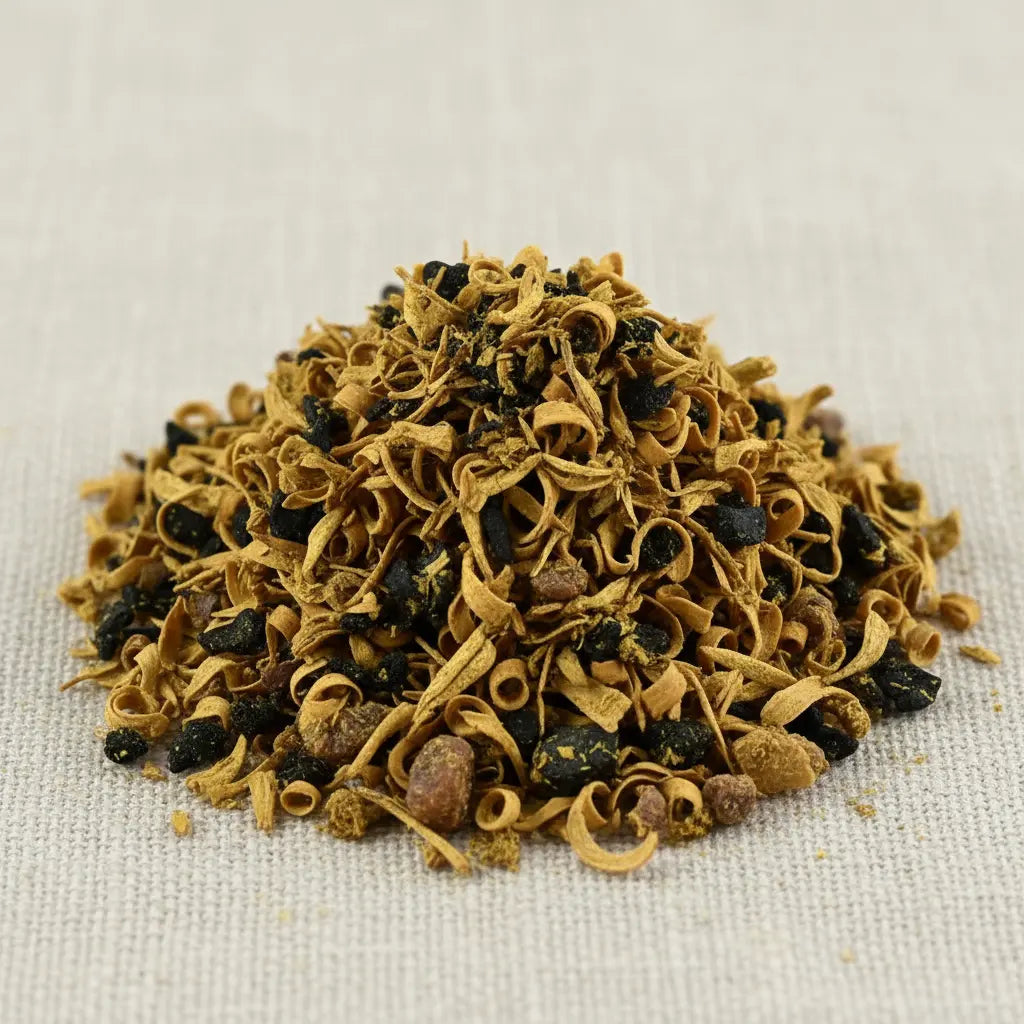 Mélange d'encens Méditation composé de copeaux de bois courbés, de grains noirs et de résines brunes.