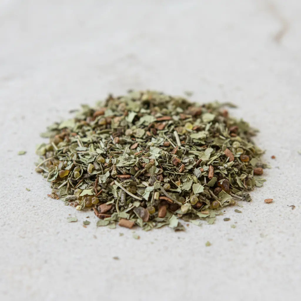 Mélange d'encens Guérison composé de gros grains de résine translucide et de plantes séchées broyées.