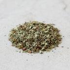 Mélange d'encens Guérison composé de gros grains de résine translucide et de plantes séchées broyées.