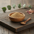 Coupelle en bois remplie de poudre d’encens nag champa beige fine avec cuillère sur planche en bois sombre.