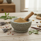 Mortier en pierre rempli de poudre d’encens nag champa beige avec pilon sur table en bois décorée de lavande et pétales.