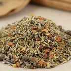 Mélange d'encens Purification composé de fleurs de lavande séchées, de grains de résine ambrés et d'herbes.