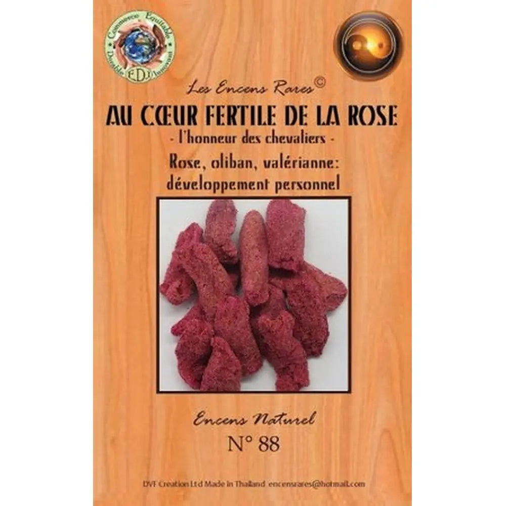 Paquet d’encens rares « Au Cœur Fertile de la Rose » n°88, visuel de bâtons d’encens roses sur fond bois.