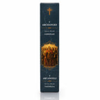 Encens religieux 7 Archanges présenté dans un étui cartonné rectangulaire bleu nuit marbré, illustré d'une peinture des archanges, d'une croix dorée et d'inscriptions blanches.