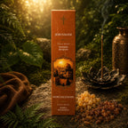 Étui d'Encens Religieux Jérusalem de couleur ocre orangé marbré, illustré des remparts et dômes de la ville sainte au soleil couchant, posé à côté de larmes de résine.